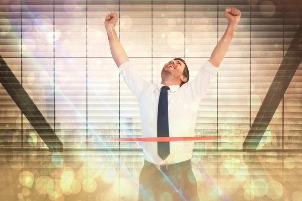 Imagen compuesta del hombre de negocios celebrando el éxito con los brazos en alto — Foto de Stock