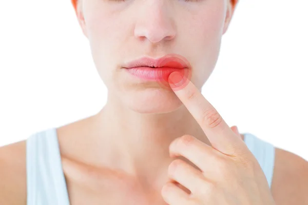 Vrouw met vinger op lip — Stockfoto