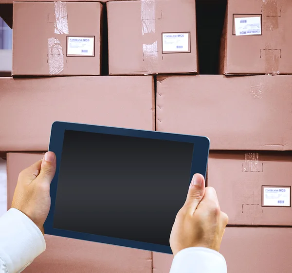 Sammansatta bilden av mannen med hjälp av TabletPC — Stockfoto