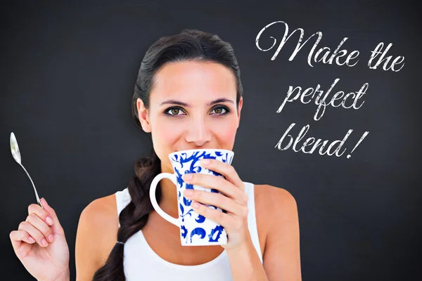 Immagine composita di una bella bruna che prende una tazza di tè — Foto Stock