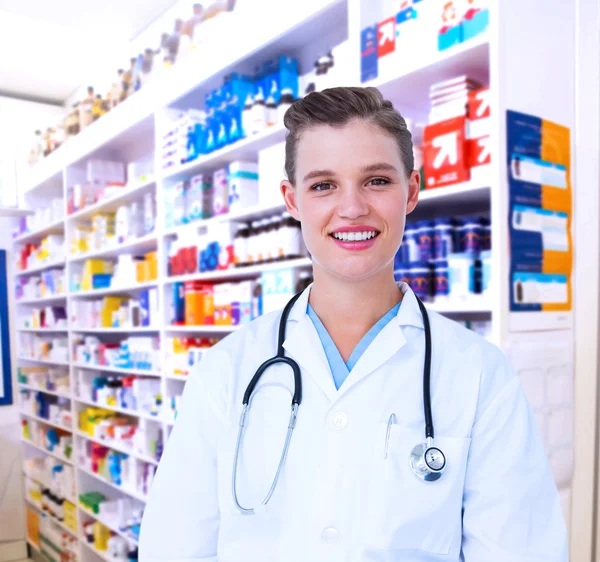 Imagen compuesta de médico feliz sonriendo a la cámara — Foto de Stock