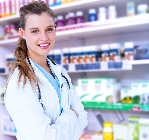 Imagen compuesta del médico sonriendo a la cámara con los brazos cruzados — Foto de Stock