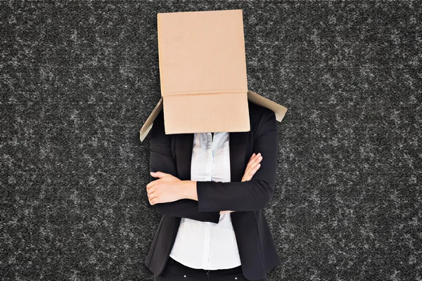 Imagen compuesta de la mujer de negocios levantando caja de la cabeza — Foto de Stock