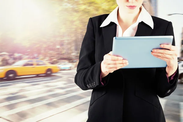 Geschäftsfrau benutzt ihren Tablet-PC — Stockfoto