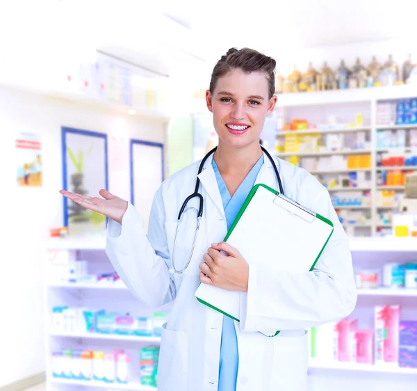 Medico tenendo appunti — Foto Stock