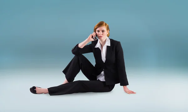 Rousse femme d'affaires au téléphone — Photo