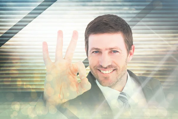 Bild eines Geschäftsmannes, der lächelt und ein Zeichen setzt — Stockfoto