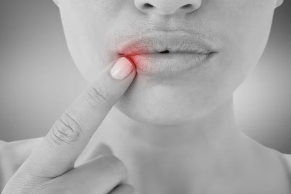 Mujer señalando sus labios —  Fotos de Stock