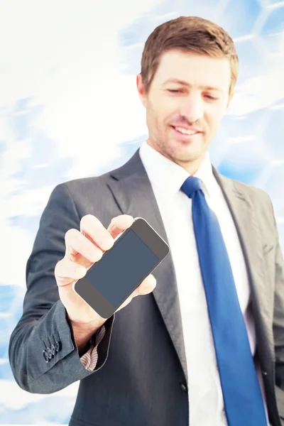 Zakenman zijn smartphone scherm weergegeven: — Stockfoto