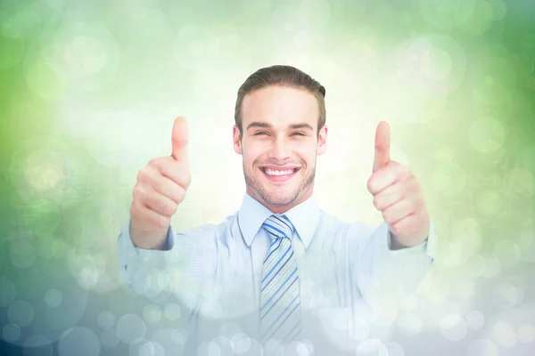 Hombre de negocios positivo sonriendo con los pulgares hacia arriba — Foto de Stock