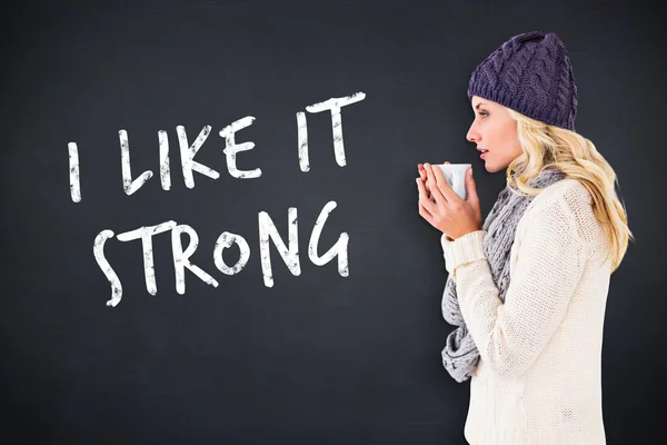 Pretty blonde in winter fashion holding mug — Stock Photo, Image