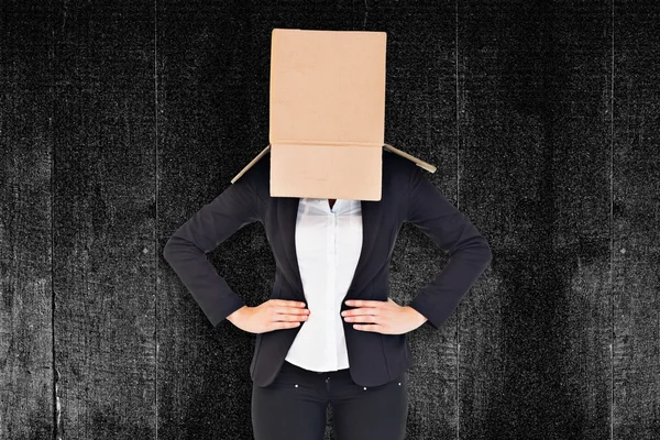 Imagen compuesta de mujer de negocios con caja sobre la cabeza — Foto de Stock