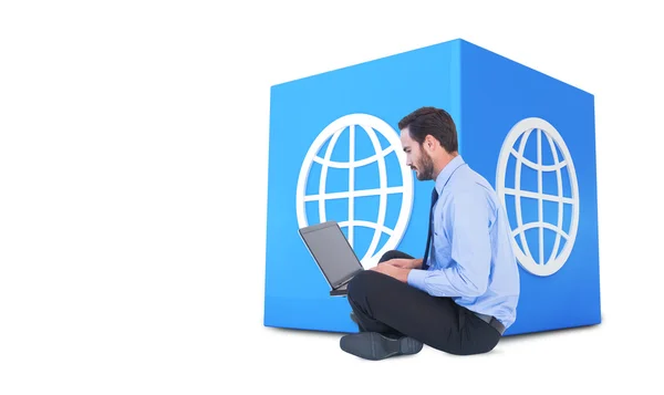 Ül a padlóra használ laptop üzletember — Stockfoto