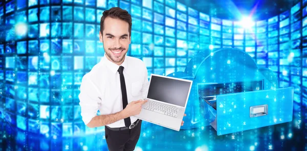 Hombre de negocios sonriente señalando su computadora portátil —  Fotos de Stock