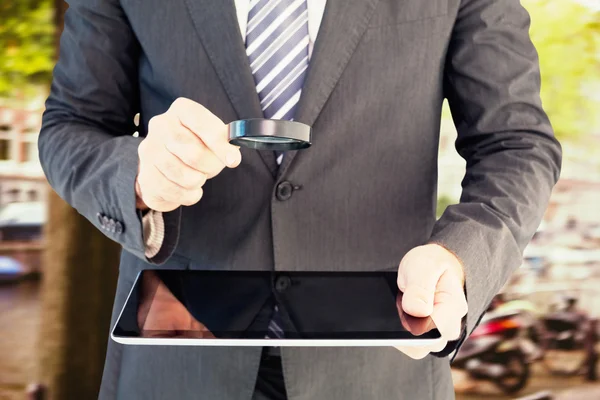 Geschäftsmann schaut auf Tablet — Stockfoto