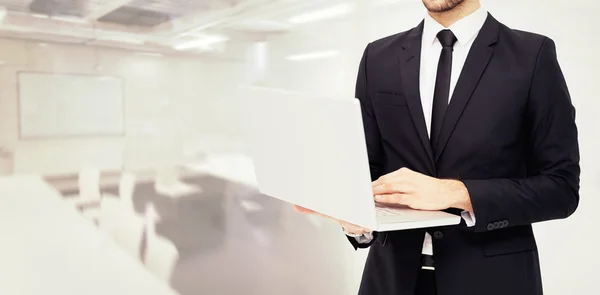 Hombre de negocios usando portátil — Foto de Stock