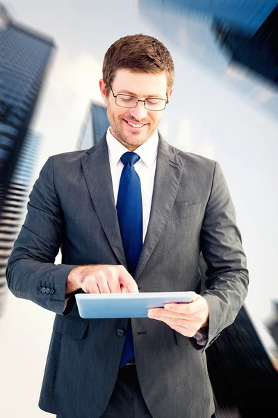 Affärsman med sin TabletPC — Stockfoto