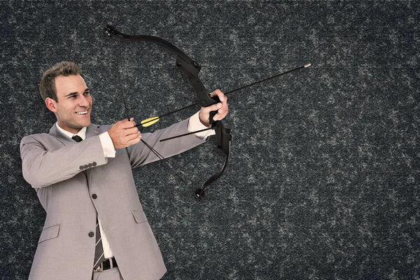 Imagen compuesta de un hombre de negocios disparando flecha — Foto de Stock