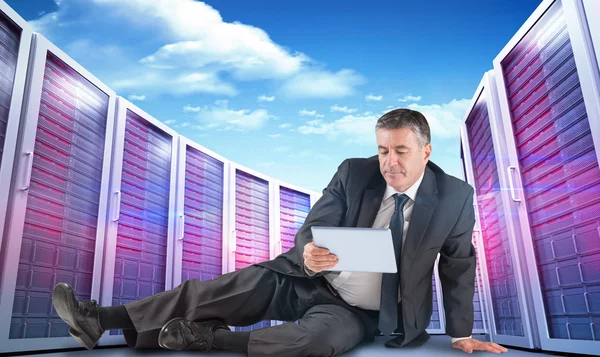 Mogna affärsman sitter med hjälp av Tablet PC — Stockfoto