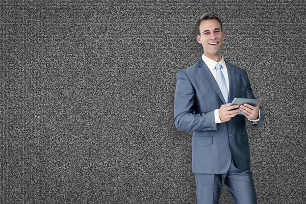 Imagen compuesta del hombre de negocios usando tableta — Foto de Stock