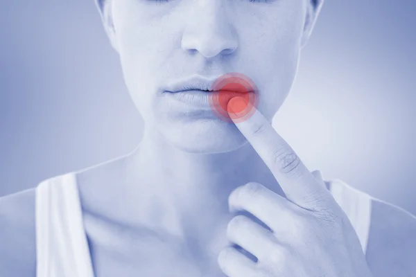 Bild einer hübschen Frau mit Finger auf der Lippe — Stockfoto