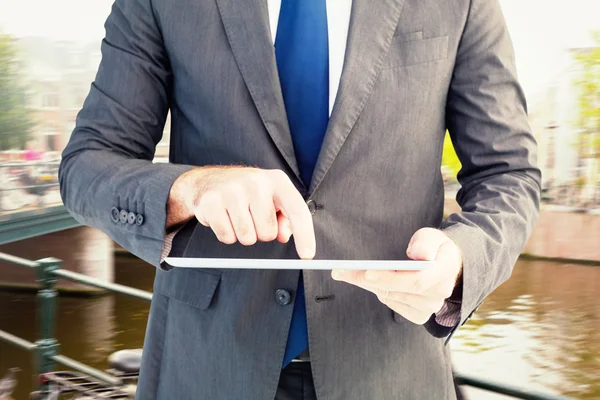 Uomo d'affari utilizzando il suo tablet pc — Foto Stock