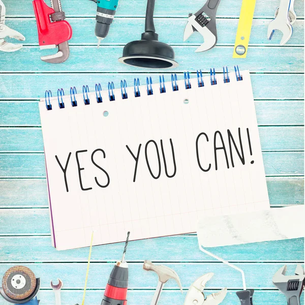 Podes, sim! contra ferramentas e bloco de notas em fundo de madeira — Fotografia de Stock