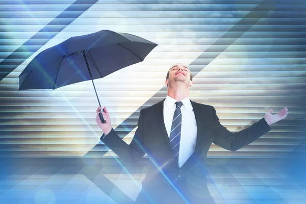 Geschäftsmann versteckt sich unter schwarzem Regenschirm — Stockfoto