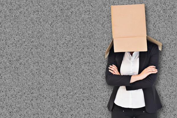 Verbundbild einer Geschäftsfrau mit Schachtel über dem Kopf — Stockfoto