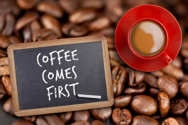 Bileşik görüntü kırmızı fincan kahve — Stok fotoğraf