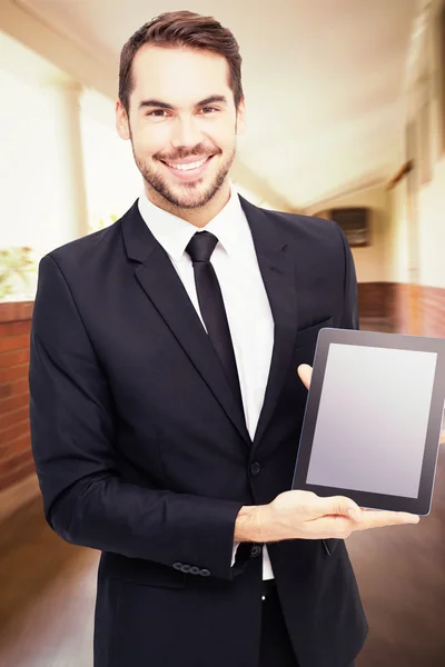 Empresário mostrando seu tablet pc — Fotografia de Stock