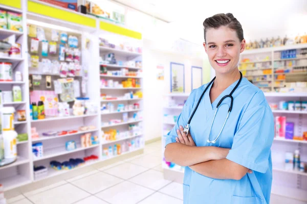 Glückliche Krankenschwester blickt mit Armkreuz in die Kamera — Stockfoto