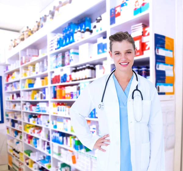 Felice medico sorridente alla fotocamera — Foto Stock