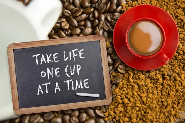 Zusammengesetztes Bild einer roten Tasse Kaffee — Stockfoto