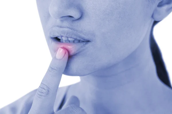 Mujer señalando su labio —  Fotos de Stock