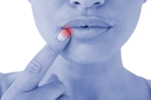 Mujer señalando sus labios — Foto de Stock