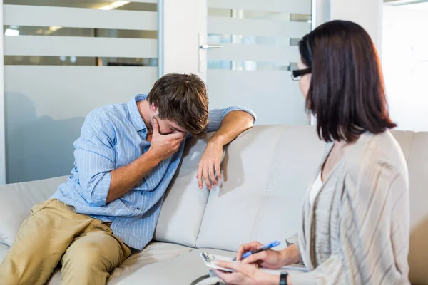 Psycholoog praten met depressief man — Stockfoto