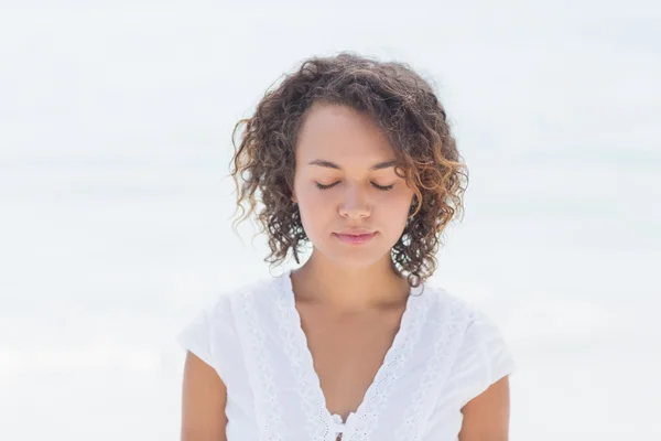 Mujer relajándose en la playa — Foto de Stock