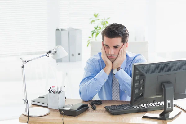 Trauriger Geschäftsmann sitzt am Schreibtisch — Stockfoto