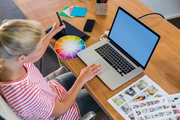 Designer arbeitet mit Farbrad und Digitalisierer — Stockfoto