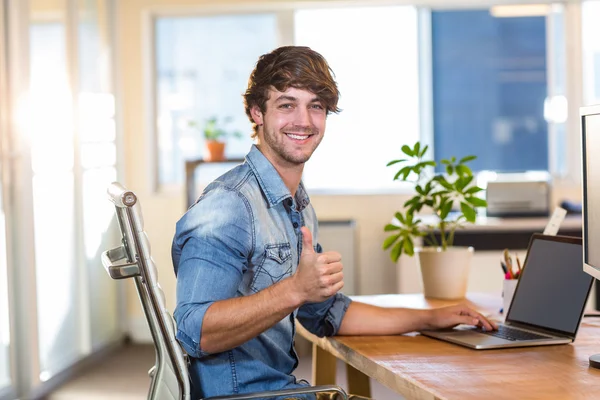 Sonriente hombre de negocios casual sentado en el escritorio — Foto de Stock