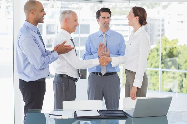 Business team congratulandosi con il loro collega — Foto Stock