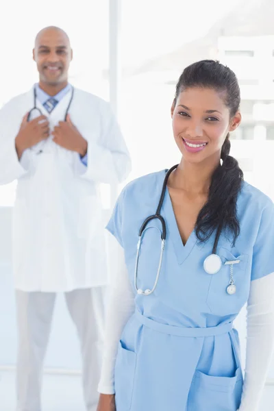 Médicos sonrientes mirando la cámara — Foto de Stock