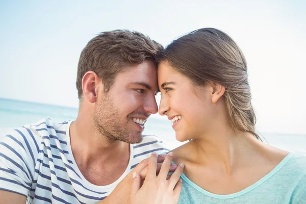 Paar lächelt am Strand — Stockfoto