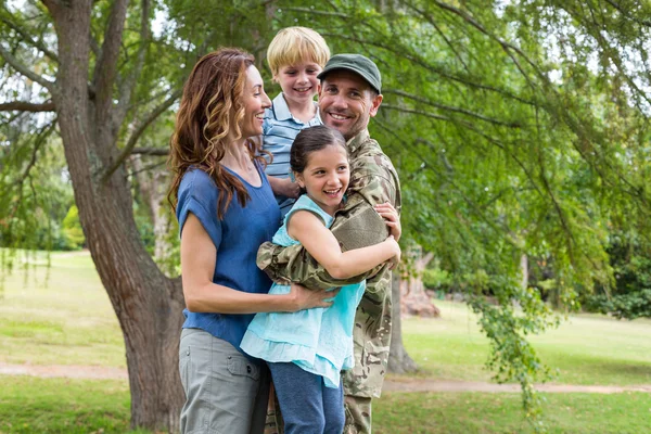 Beau soldat réuni avec la famille — Photo