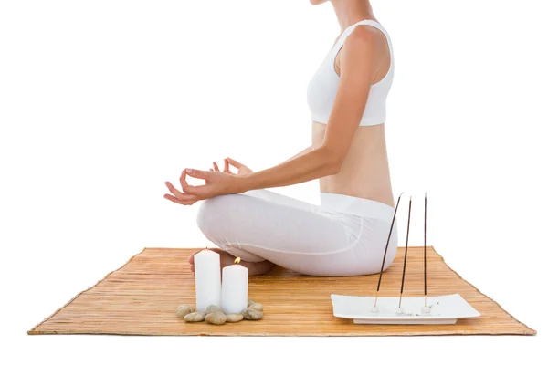 Donna in forma meditando sul tappetino di bambù — Foto Stock