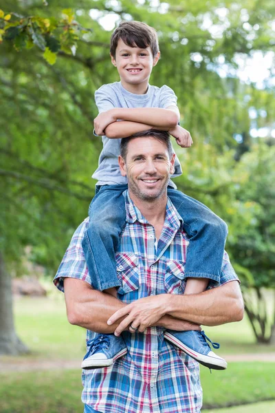 Vater und Sohn amüsieren sich im Park — Stockfoto