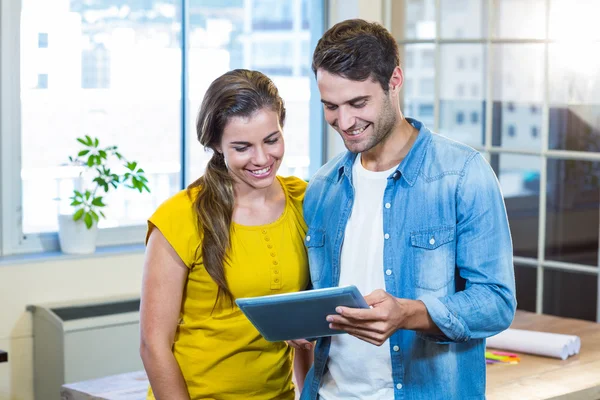 Socios comerciales casuales mirando tableta —  Fotos de Stock