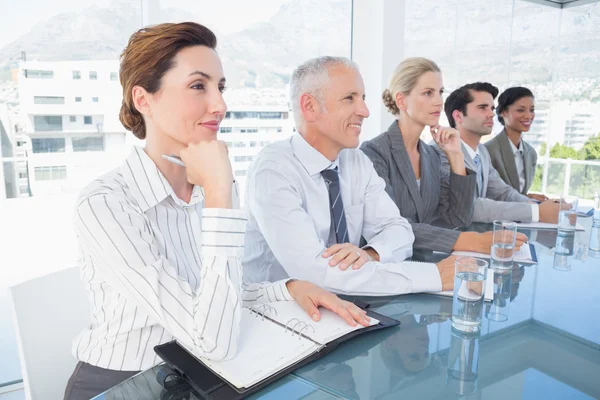 Wirtschaftsteam hört Konferenz zu — Stockfoto