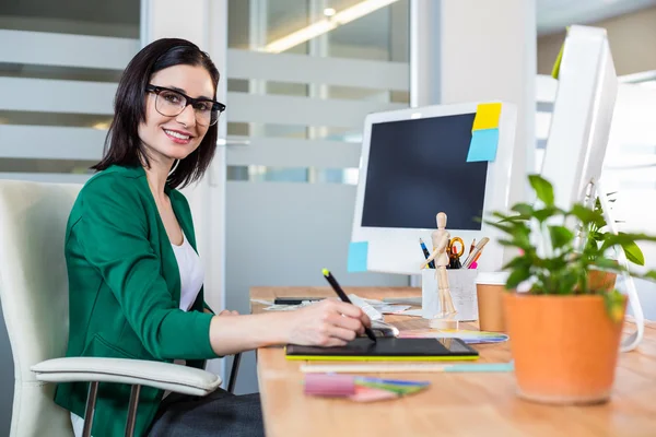 Designer trabalhando com roda de cores e digitalizador — Fotografia de Stock